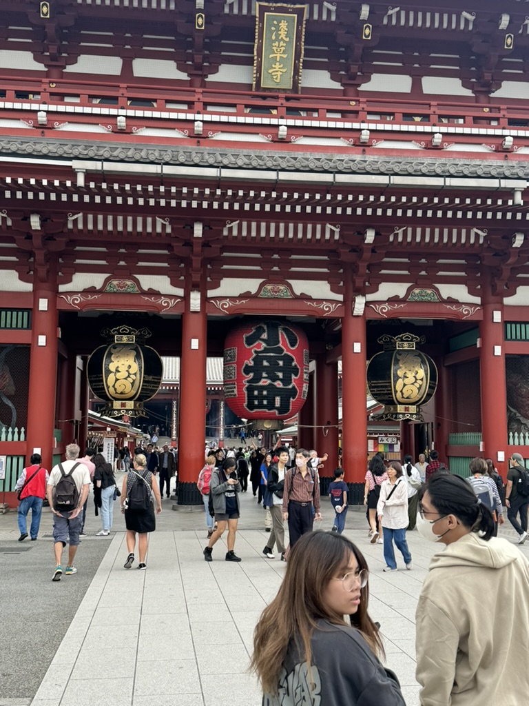 morning crowd at the ICONIC kaminarimon gate - christina caught this shot while daniel was trying to figure out which direction to sensoji temple