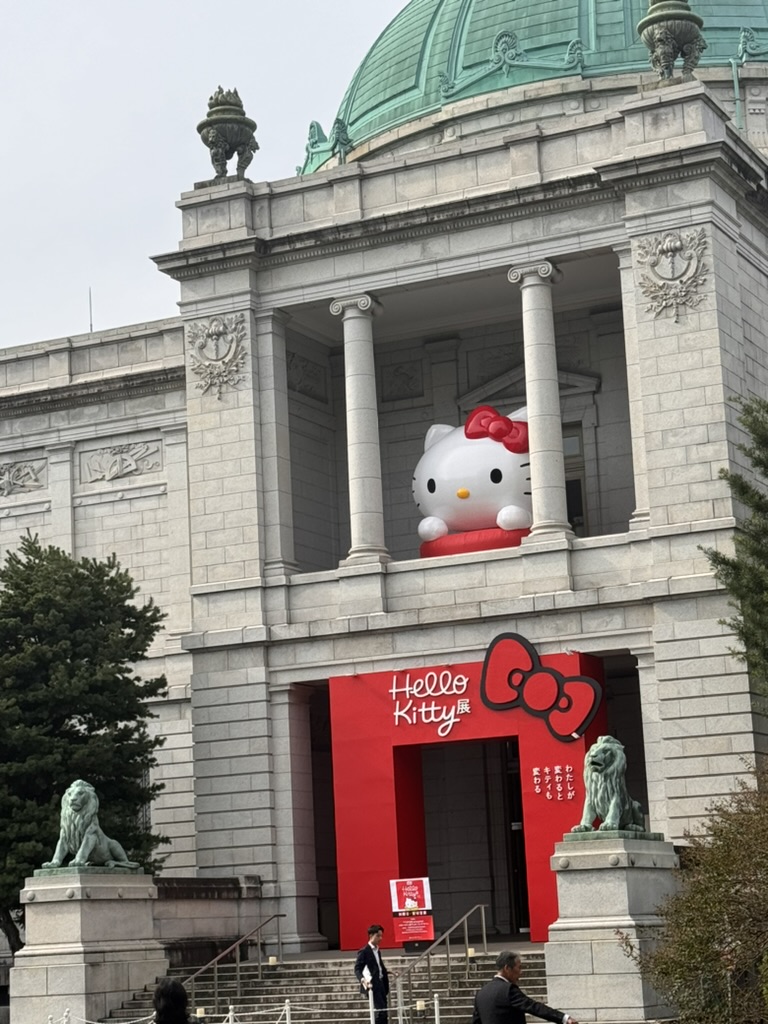 christina caught this perfect shot of the MASSIVE hello kitty exhibition at the tokyo national museum in ueno. who knew classical architecture and kawaii could work so well together?