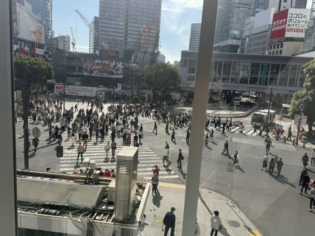 christina got this shot of the FAMOUS shibuya crossing from above - way less chaotic than we expected for a sunday morning