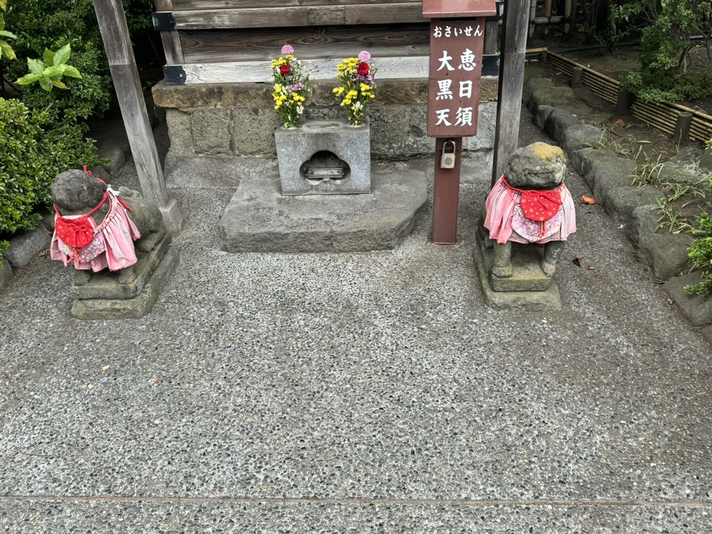 christina found these little jizo statues with their red bibs tucked away at sensoji temple in asakusa. these guardian figures are EVERYWHERE in tokyo.