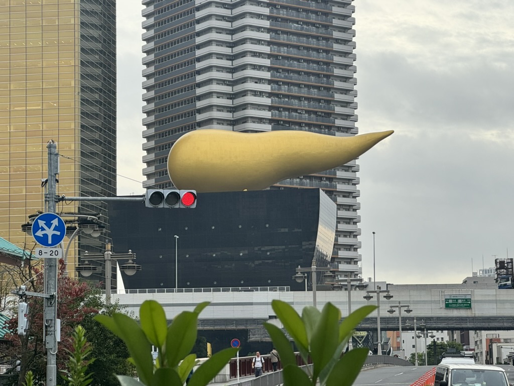 christina caught this shot of the WILD asahi beer building with its famous golden flame (or is it a drop?) on our morning walk through taito