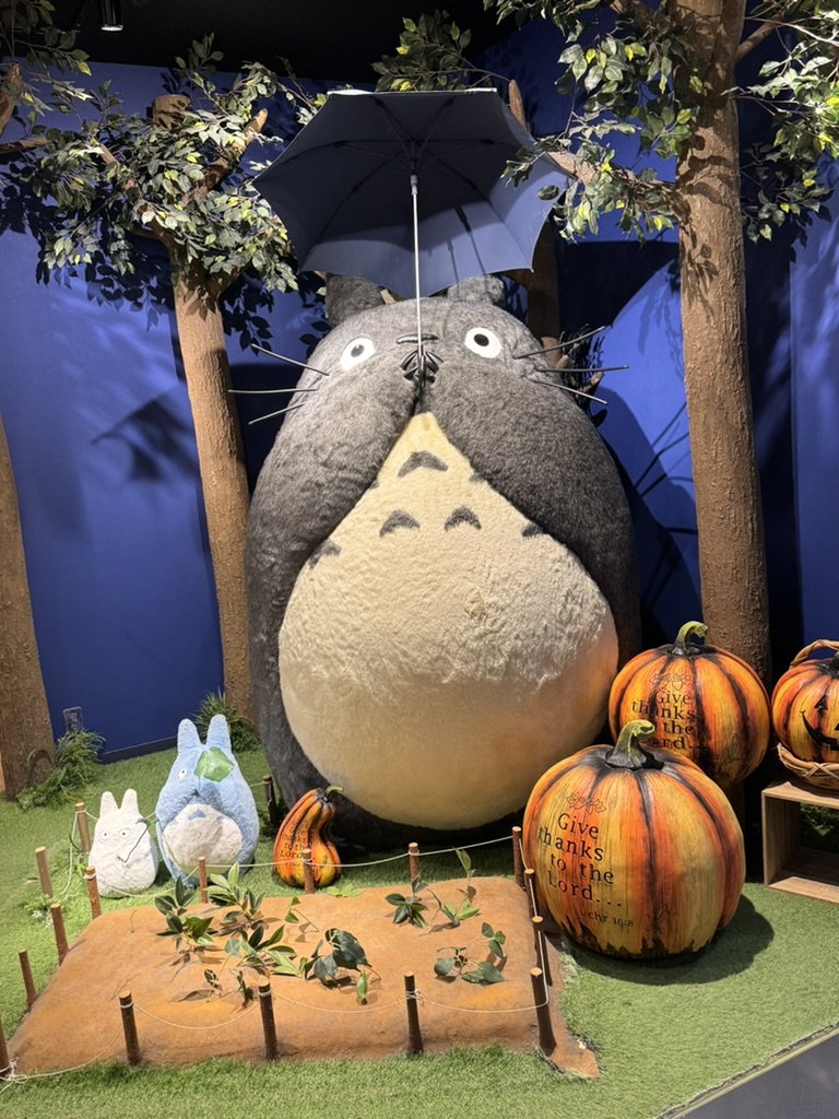 spotted this AMAZING totoro display with halloween pumpkins near shinsaibashi station. christina couldn't resist snapping a pic of this seasonal mashup.