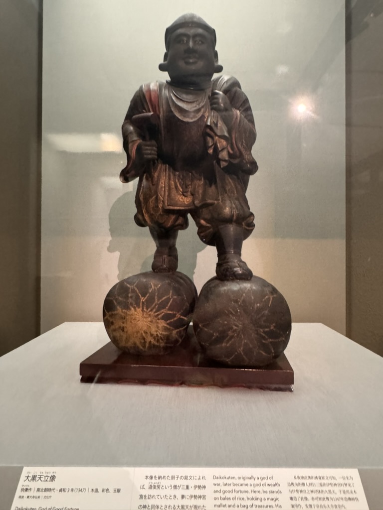 spotted this AWESOME daikokuten statue at the tokyo national museum - apparently he brings good fortune if you rub his belly