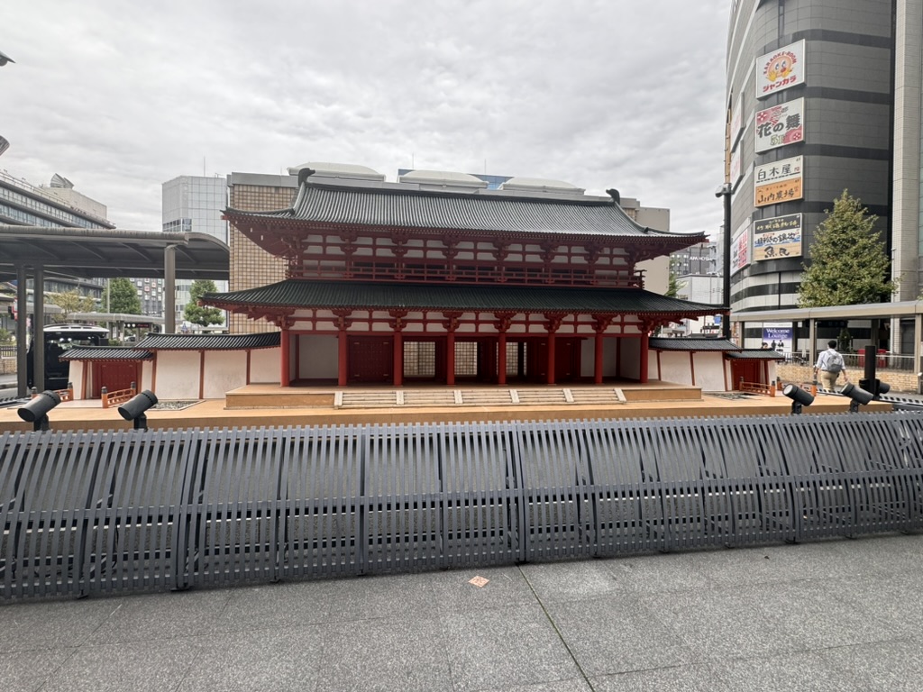 stumbled across this cool scale model of the rajōmon gate right outside kyoto station - way smaller than the MASSIVE original that used to guard the city