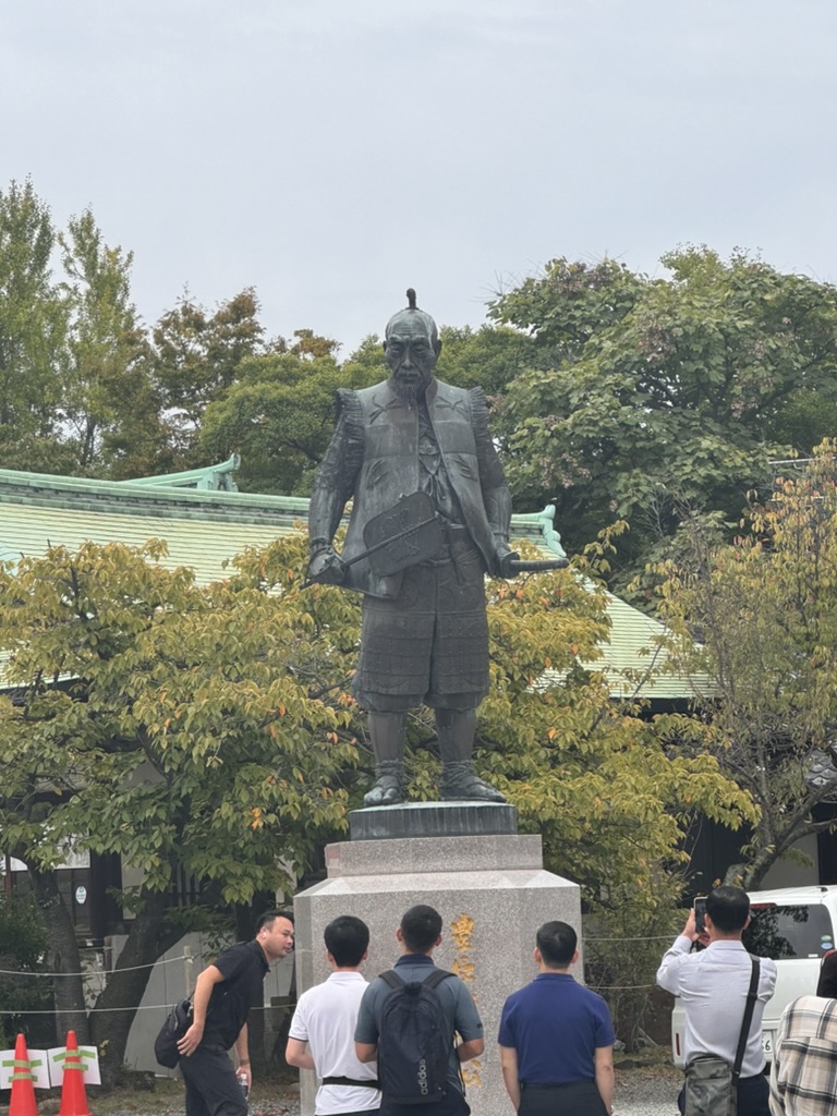 daniel checking out the MASSIVE statue of toyotomi hideyoshi at osaka castle park - this guy was basically japan's napoleon