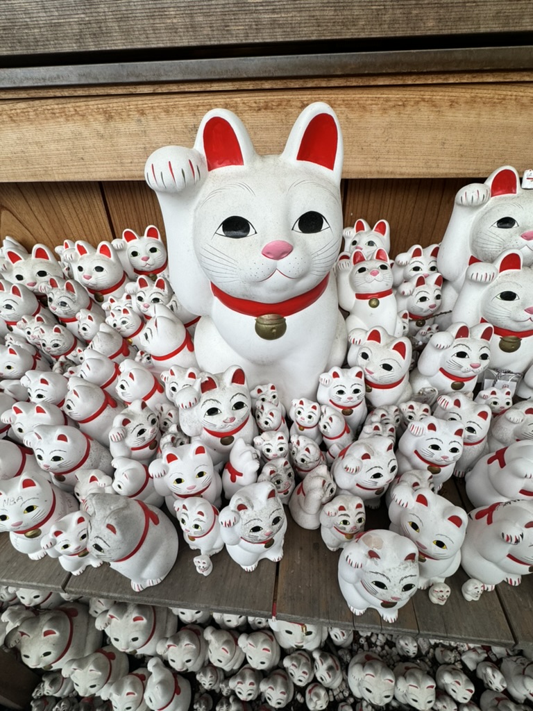 christina found this ARMY of maneki-neko cats at gotokuji temple in setagaya, where the lucky cat legend supposedly began