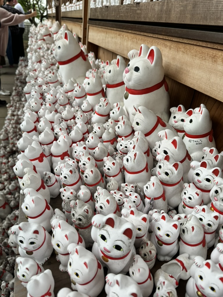 christina found this ARMY of maneki-neko cats at gotokuji temple in setagaya, where the lucky beckoning cat legend began