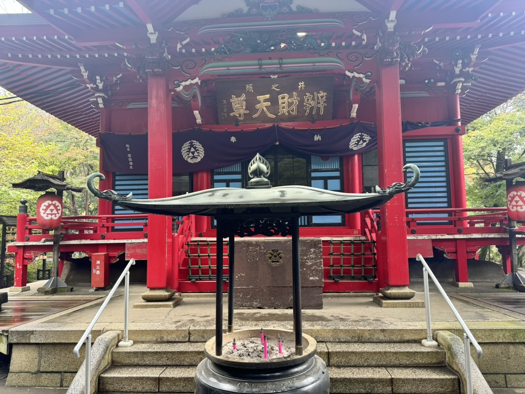 quick stop at the inokashira benzaiten shrine near the ghibli museum - christina got some great shots of the traditional architecture