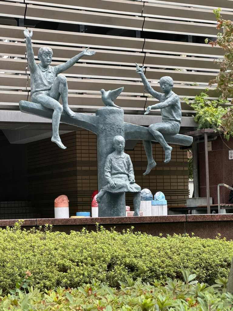 stumbled across this playful bronze sculpture near kyoto station - love how it captures that universal kid energy that needs no translation