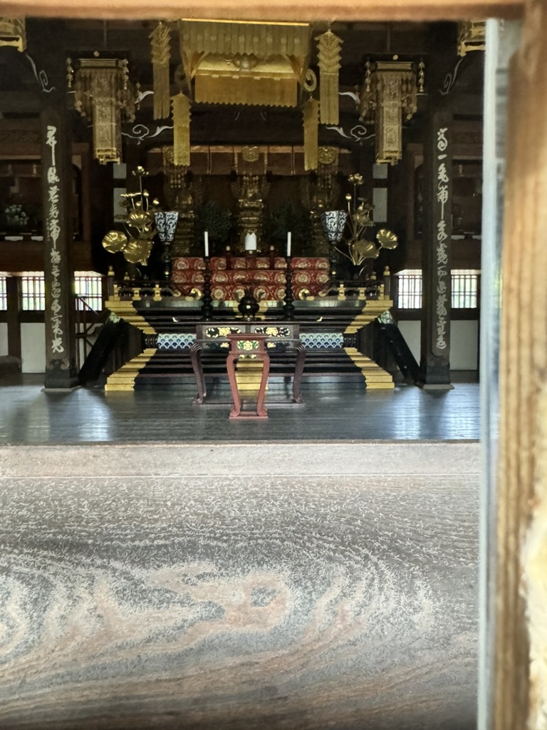 peeking into the main hall at gotokuji temple, where christina spotted these AMAZING gold lotus decorations and traditional altar setup