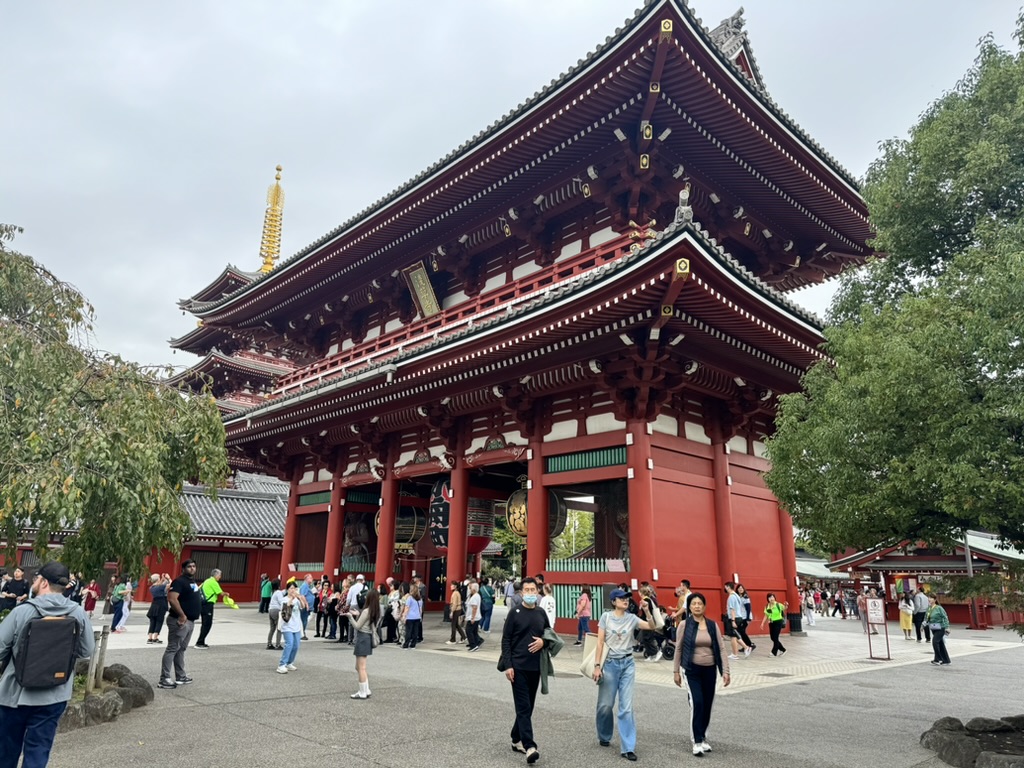 christina caught this shot of the MASSIVE hōzōmon gate at sensō-ji on our first morning exploring asakusa. daniel was still trying to figure out which way to hold the map.