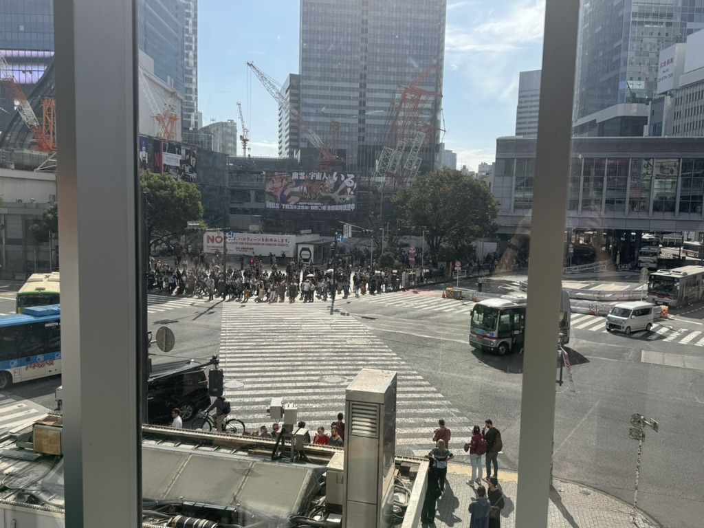 christina got this perfect shot of the FAMOUS shibuya crossing from above - way less chaotic than expected at 10am on a sunday