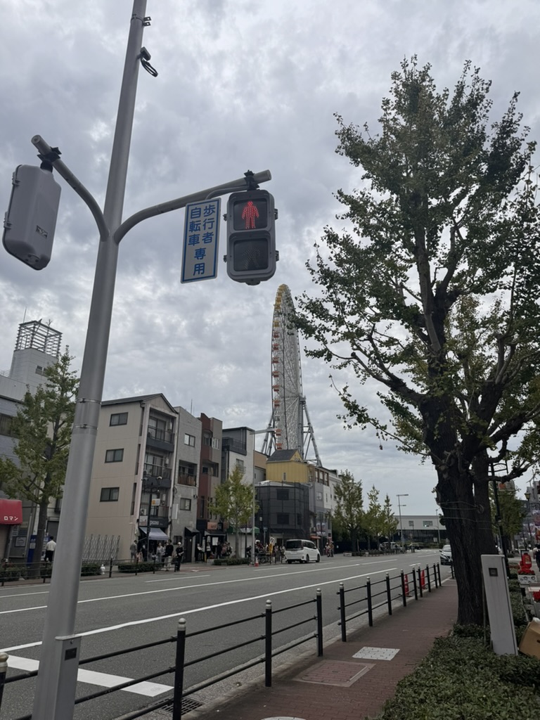 spotted the tempozan ferris wheel while walking around the osaka harbor area. christina's got a thing for finding these massive wheels everywhere we go.