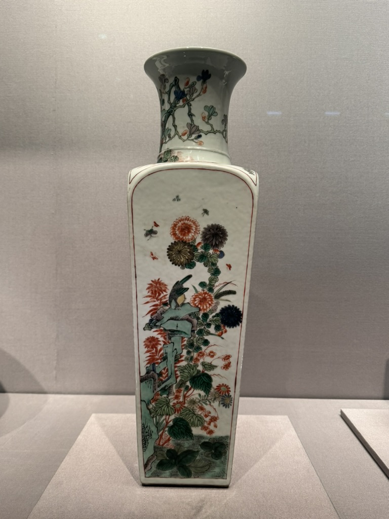 stunning kakiemon-style porcelain vase at the tokyo national museum - these things are WAY more impressive in person than in photos