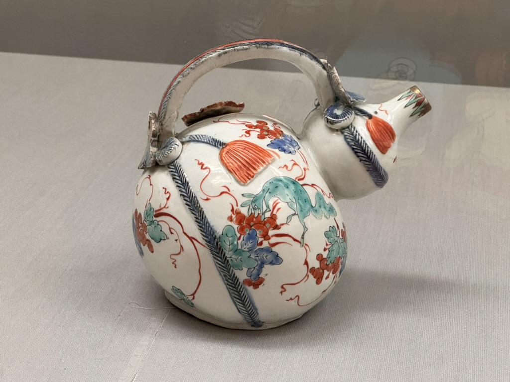 spotted this GORGEOUS kakiemon-style teapot at the tokyo national museum - the blue and coral details are way more striking in person