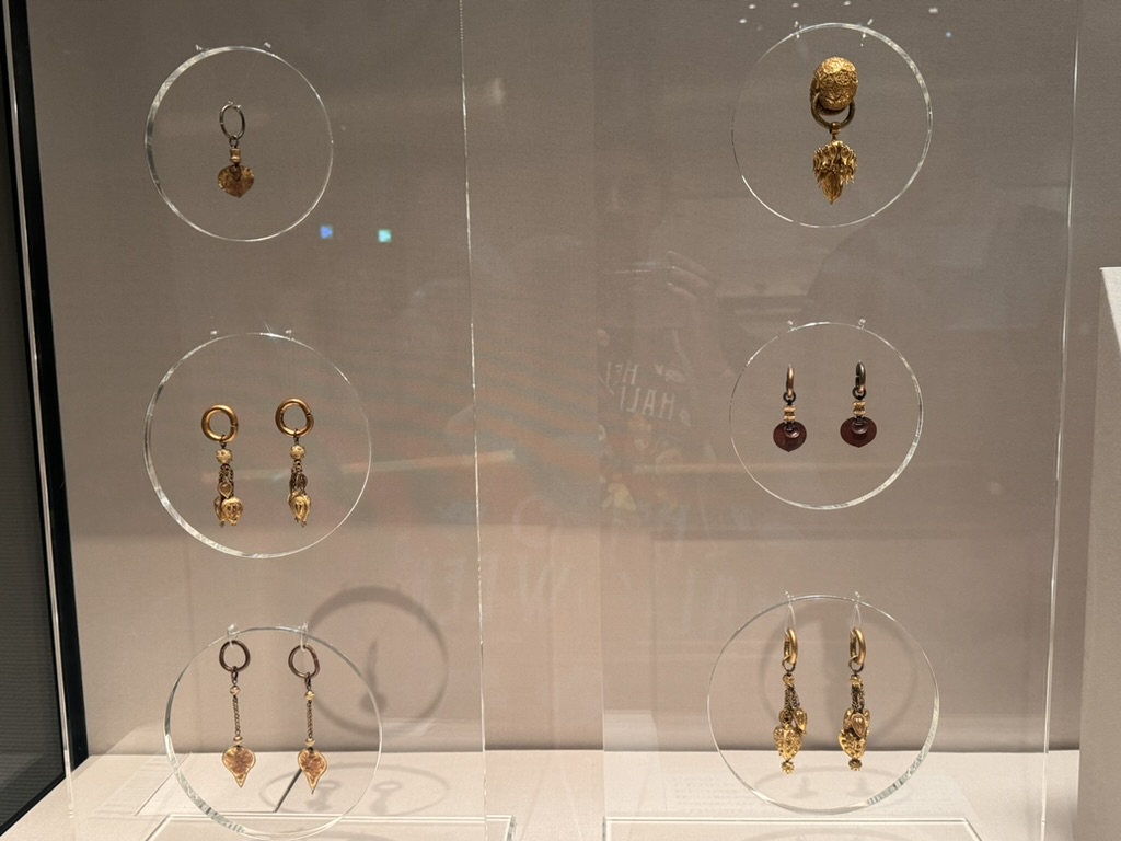 ancient gold earrings on display at the tokyo national museum - these tiny treasures from japan's past are WAY more intricate than i expected