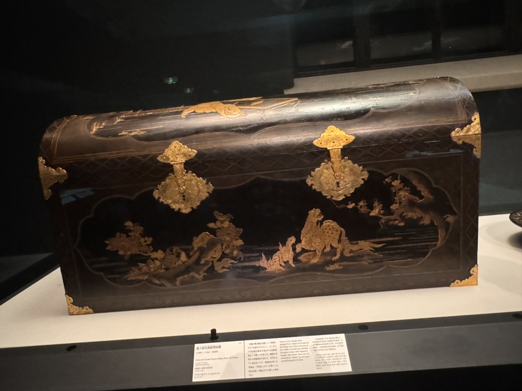 checking out this STUNNING lacquerware box at the tokyo national museum - christina couldn't get over the gold inlay work