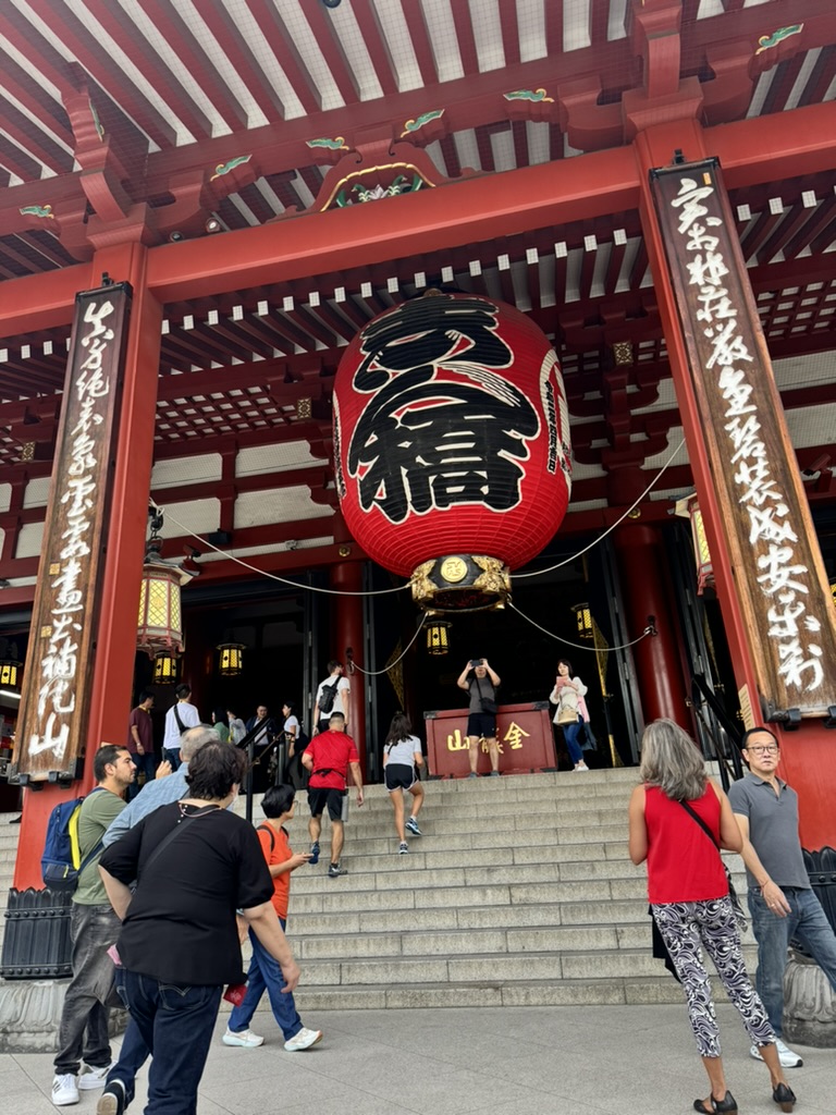 morning crowd at the MASSIVE kaminarimon gate entrance to sensoji temple. christina snapped this while we waited our turn to get photos under that iconic red lantern.