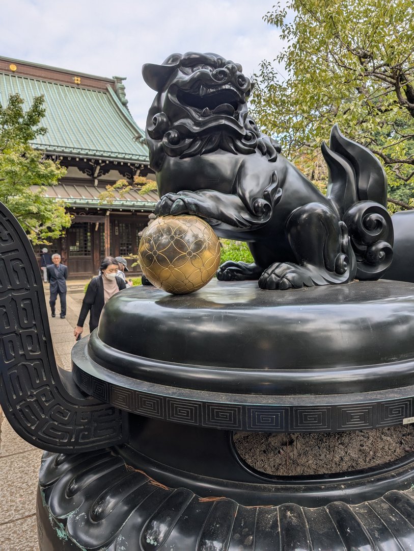 chuck caught this MASSIVE komainu guardian at gotokuji temple in setagaya - these guys are supposed to keep evil spirits away from buddhist temples