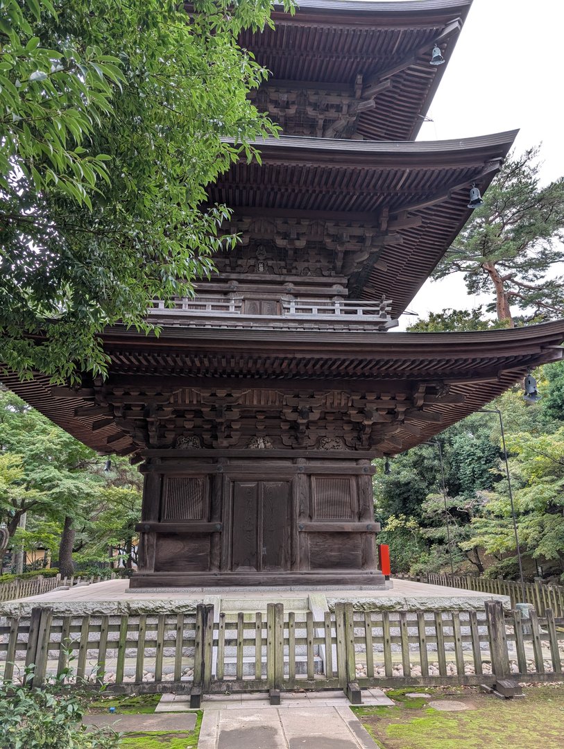 stumbled on this AMAZING three-tiered pagoda at gotokuji temple while exploring setagaya with ashley. chuck's getting pretty good with that camera.