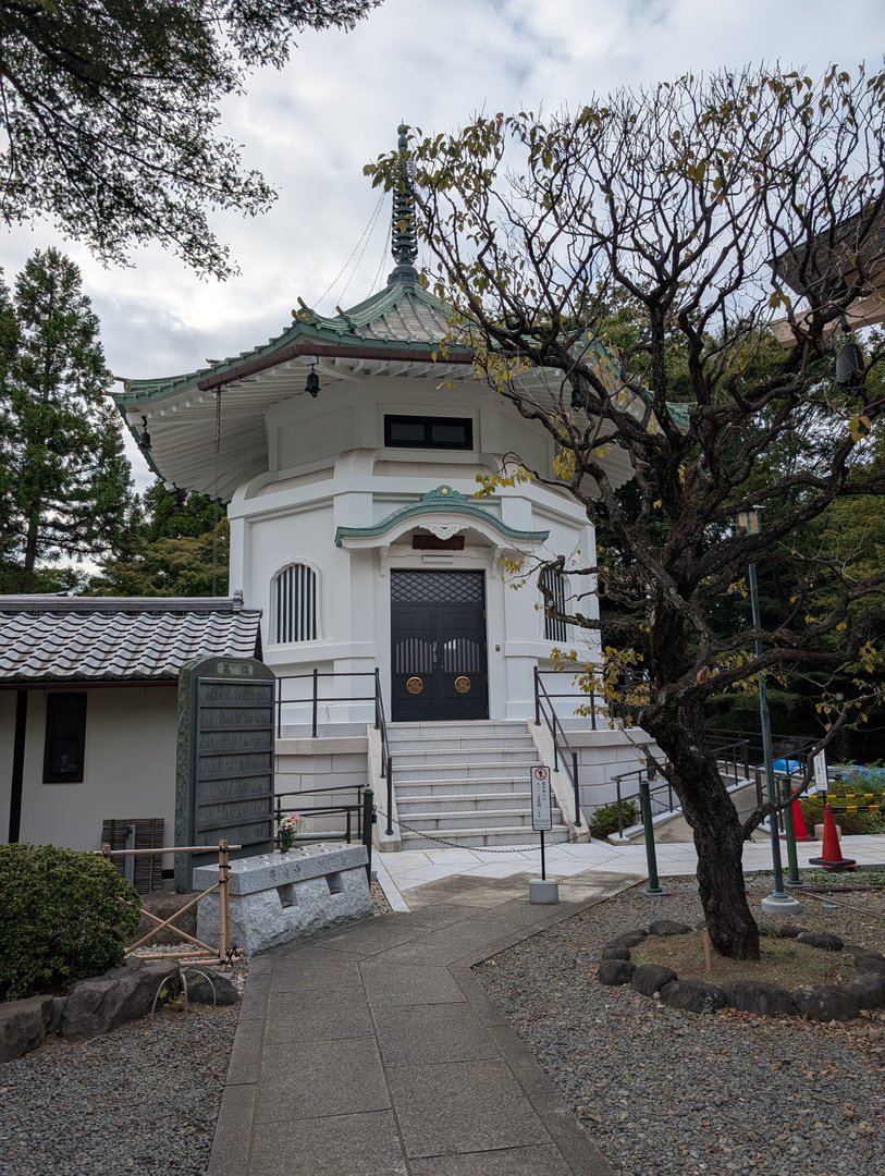 stumbled on this cool little temple building while wandering through setagaya. the white and green roof combo is PEAK japanese architecture.