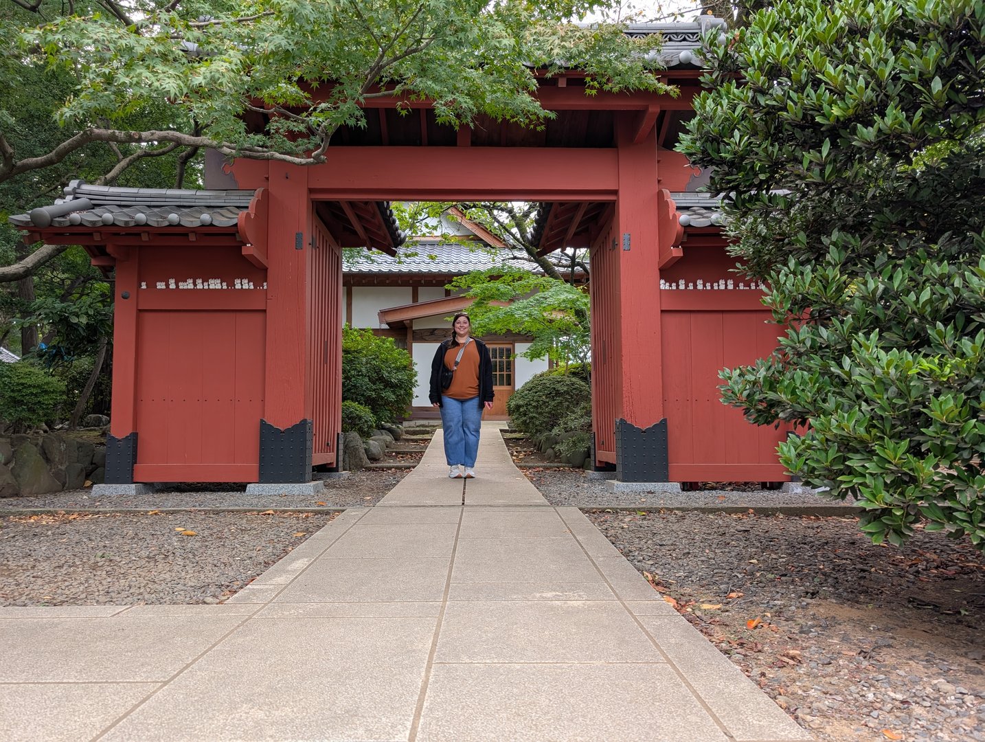 ashley at the entrance to gotokuji temple, where the famous "lucky cat" (maneki-neko) supposedly originated