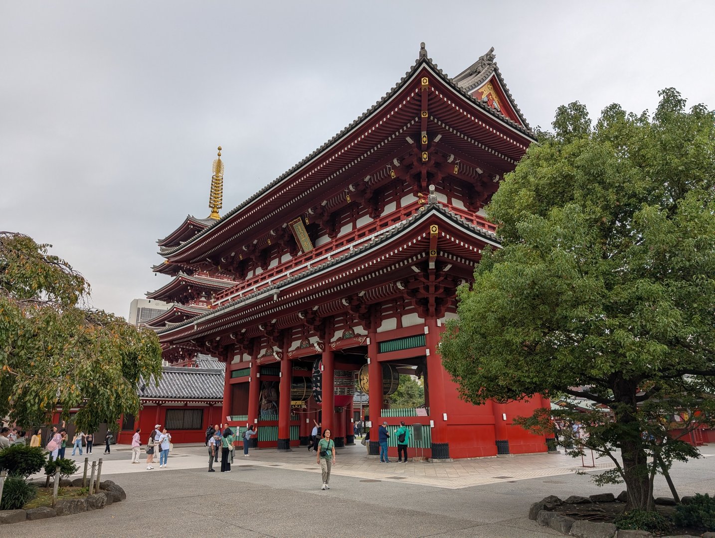 early morning at the MASSIVE kaminarimon gate in asakusa. chuck got this shot while ashley checked out the giant waraji sandal nearby.