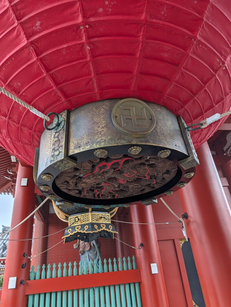 early morning shot of the MASSIVE lantern at sensoji's kaminarimon gate - chuck managed to get this angle while daniel and christina were still sleeping in