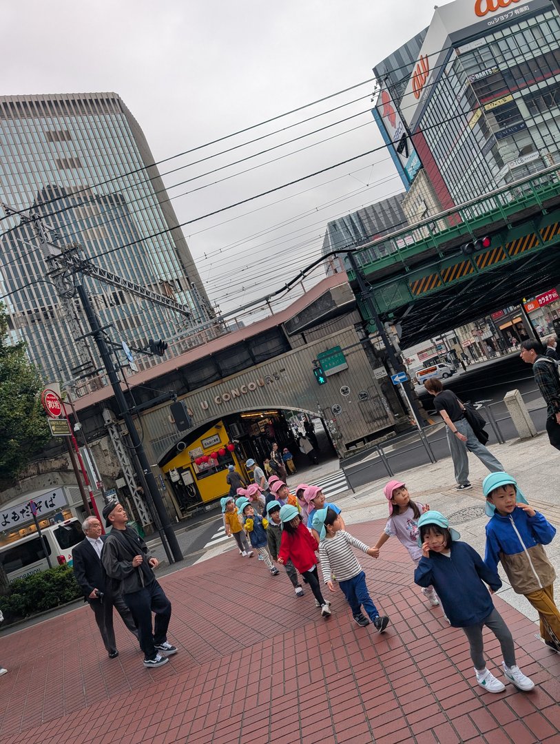 stumbled across the CUTEST sight in ginza - a line of kindergarteners in matching hats doing their daily walk through the city. chuck caught this near the old concourse while ashley was shopping.