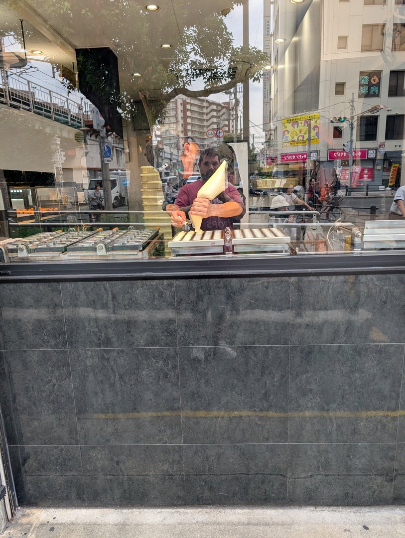 watching a pro at work in the teradacho neighborhood - this guy was CRUSHING the tamagoyaki game