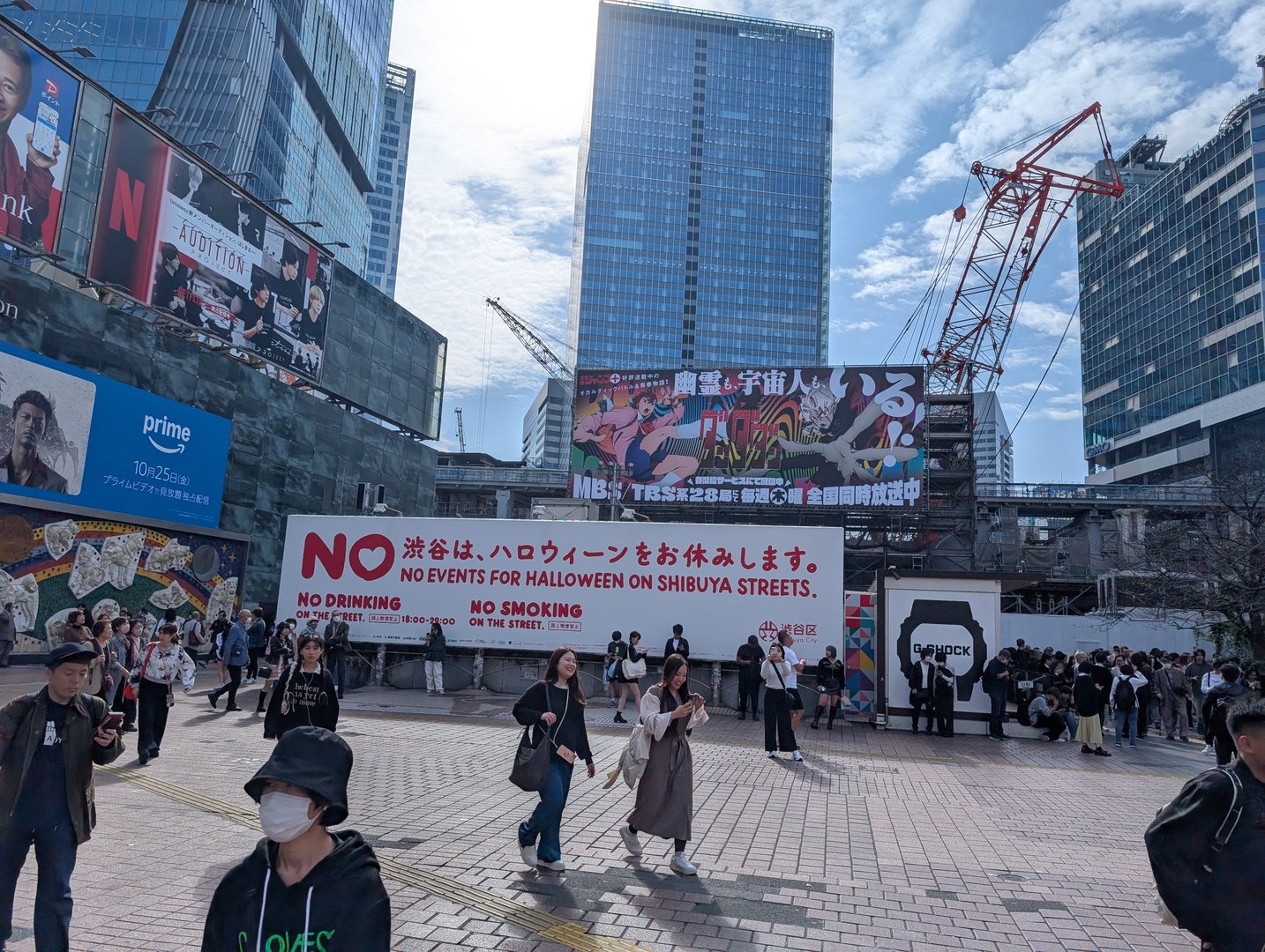 looks like tokyo's not messing around with halloween this year - huge "no events" sign right in the middle of shibuya crossing