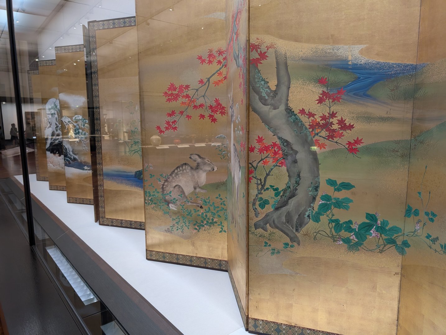 chuck caught this STUNNING byōbu screen at the tokyo national museum - the maple leaves against gold leaf are giving major autumn vibes