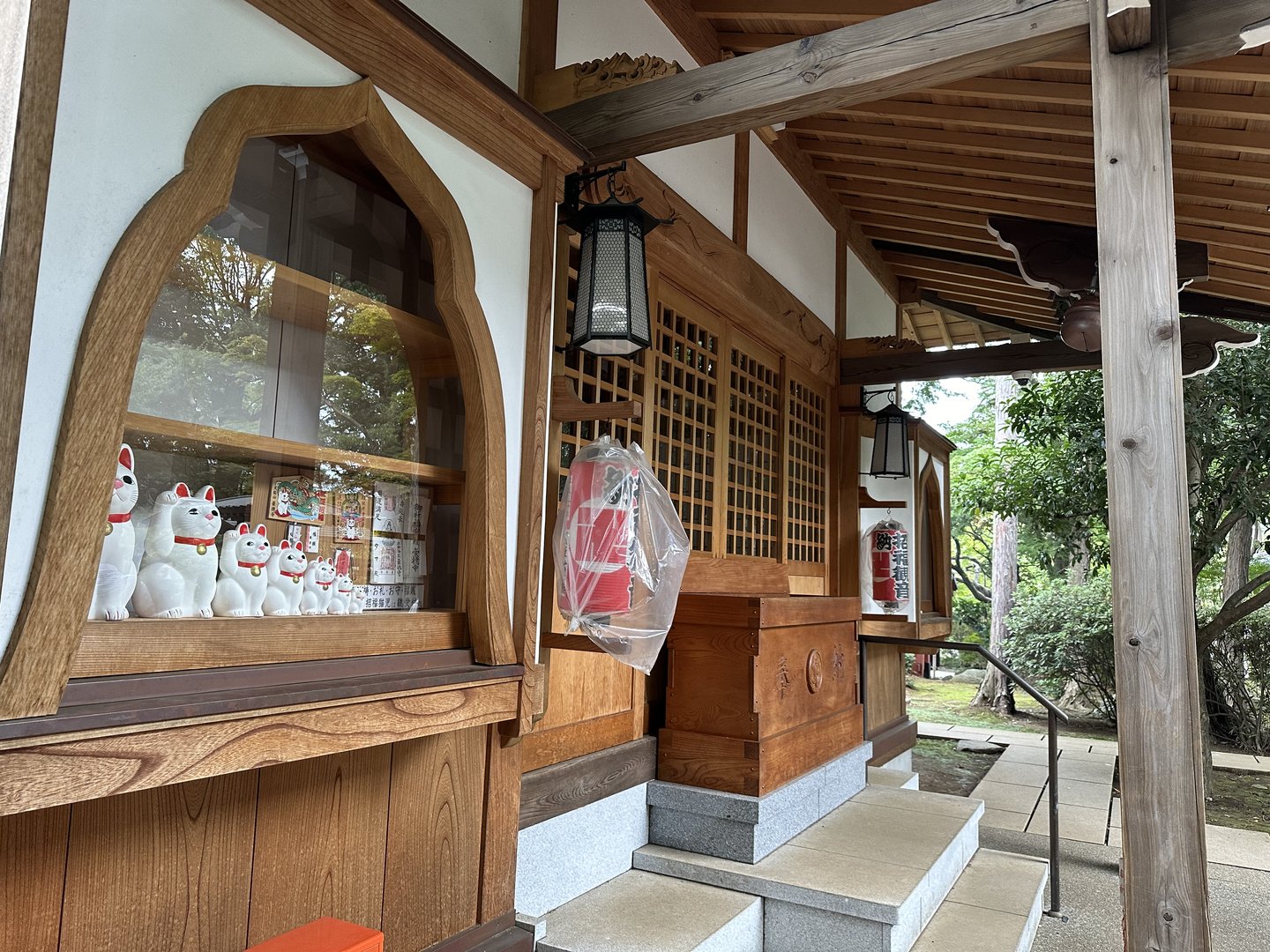 stumbled on this little shrine in setagaya with the CUTEST lineup of maneki-neko cats waving at us