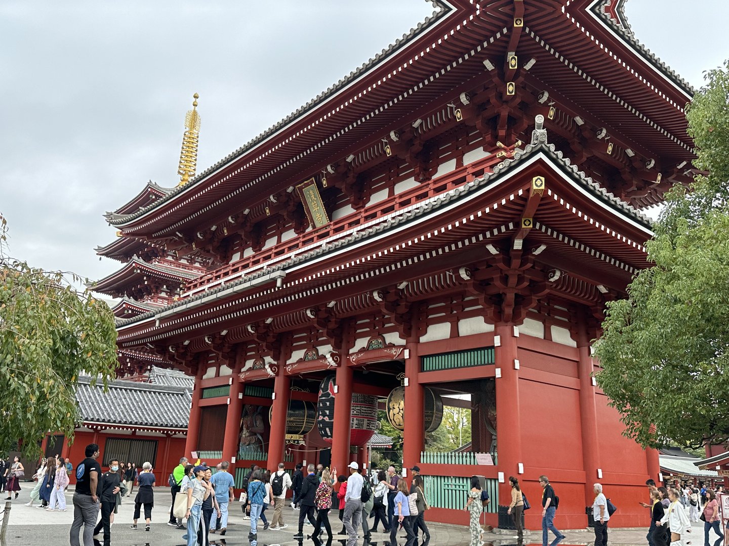 early morning at the MASSIVE hōzōmon gate in asakusa. dan got here right as it opened to beat the worst of the crowds.