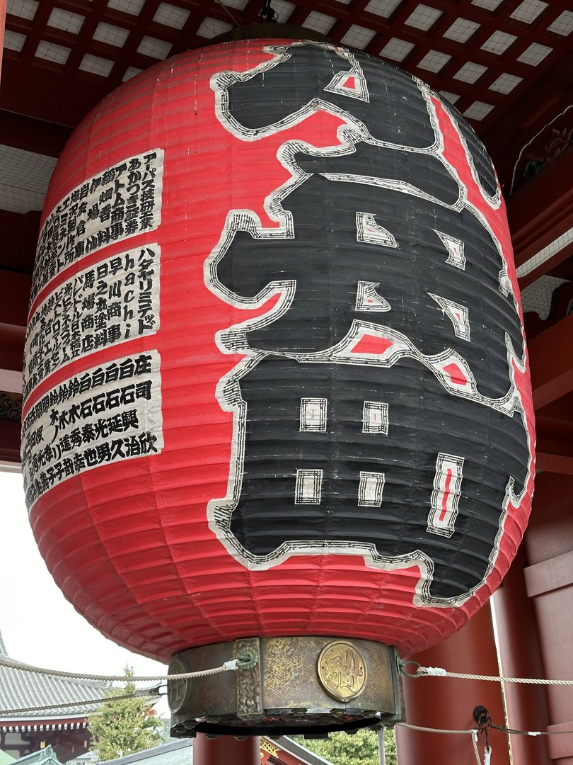 dan got up close with one of the MASSIVE red lanterns at sensō-ji temple - these things are way bigger than they look in photos