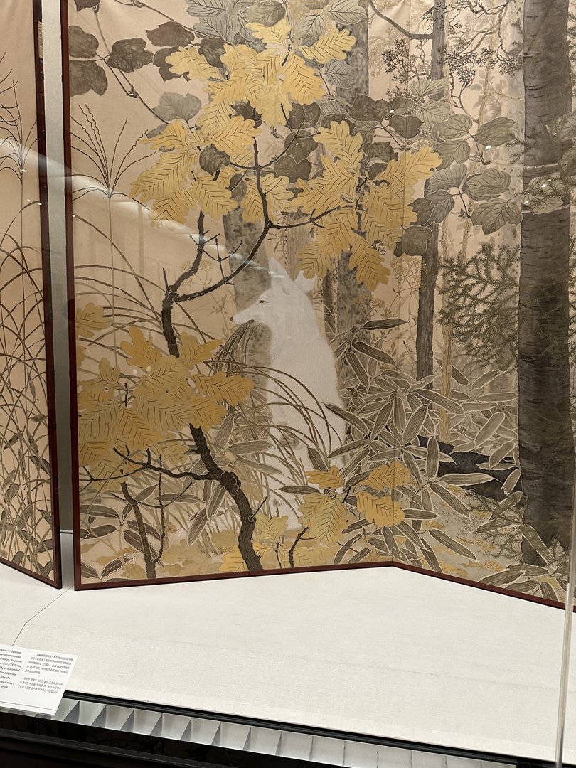 checking out this STUNNING folding screen at the tokyo national museum - the gold leaf details are next level