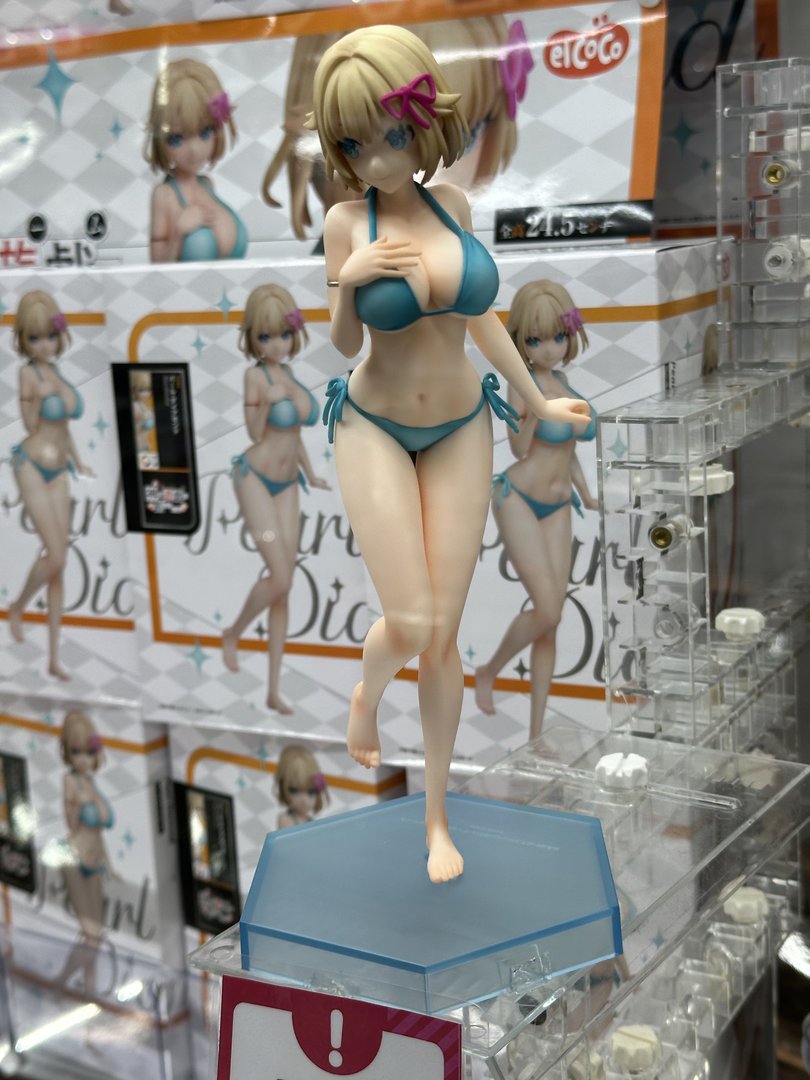 checking out some anime figures at one of akihabara's MANY figure shops. this neighborhood is basically otaku heaven.