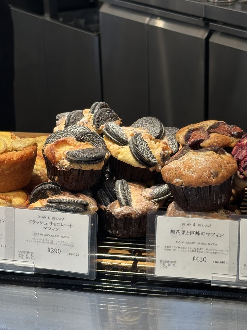 last stop at dean & deluca in narita airport before heading home. these oreo-topped muffins are PEAK airport food.