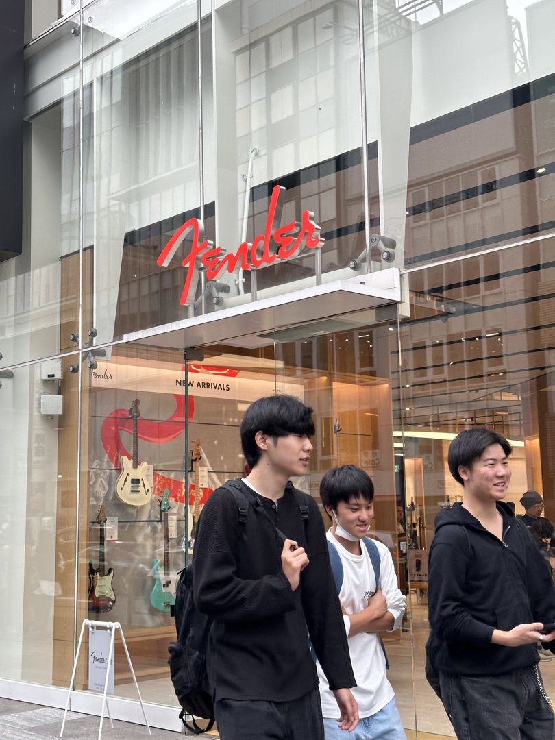 spotted this fender store while wandering through shibuya - wild to see such an AMERICAN brand with such a big presence here