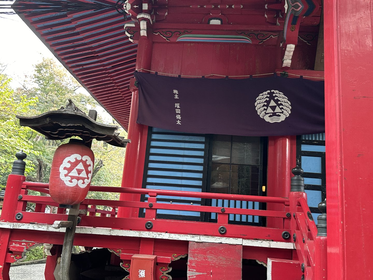 stumbled on this cool temple entrance near the ghibli museum in mitaka. those triangular crests are EVERYWHERE here.