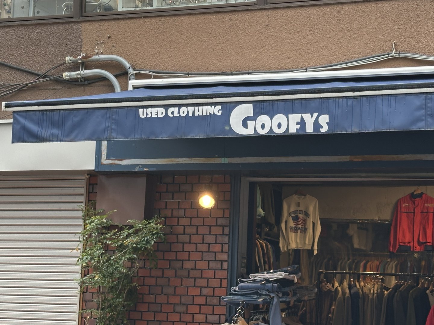 stumbled on this AMAZING vintage shop called goofy's near kichijoji station. dan couldn't resist checking out their american-style used clothing collection.