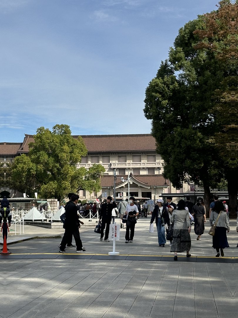 morning crowd at the tokyo national museum entrance - dan caught this while we were waiting for it to open. perfect fall weather for museum hopping in ueno.