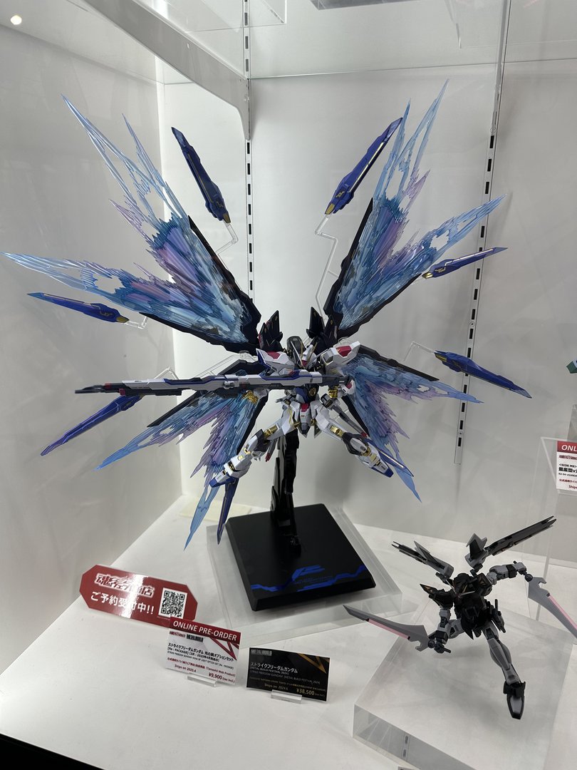 spotted this EPIC gundam model while exploring akihabara with christina - the wings on this thing are insane