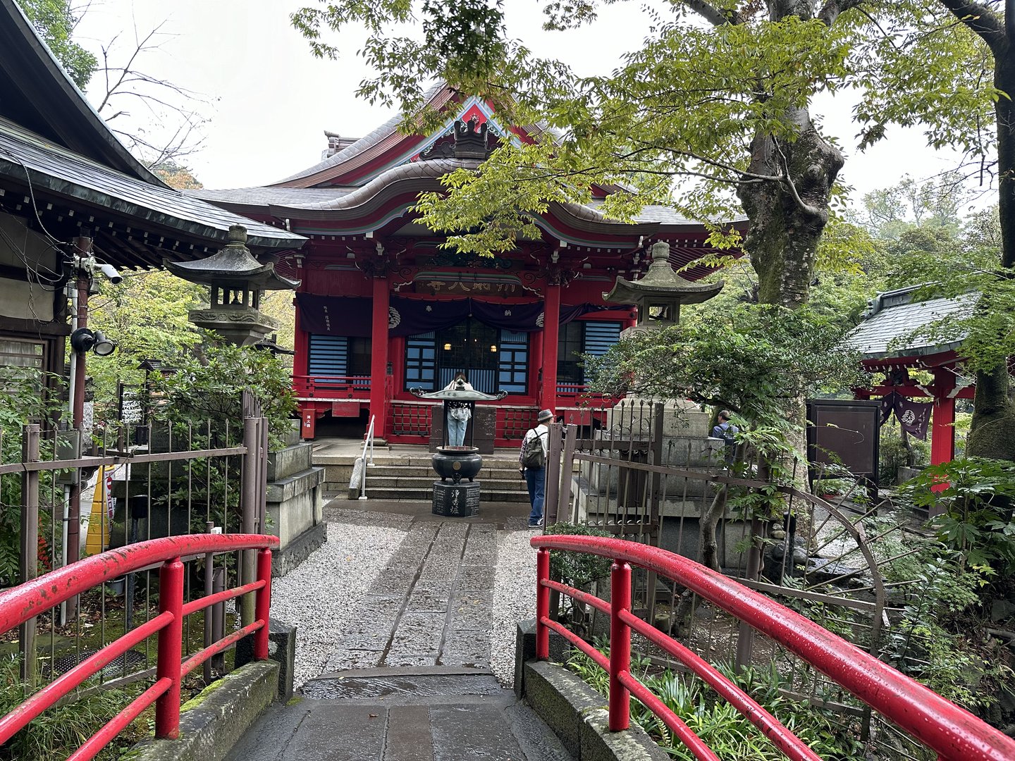 stumbled on this GORGEOUS shrine near the ghibli museum in mitaka. the rain made everything feel extra moody