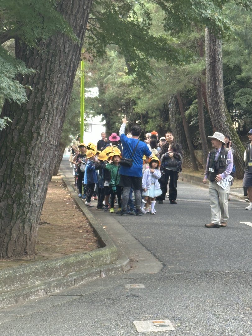 stumbled across a school field trip near setagaya city hall - those yellow hats are EVERYWHERE in tokyo