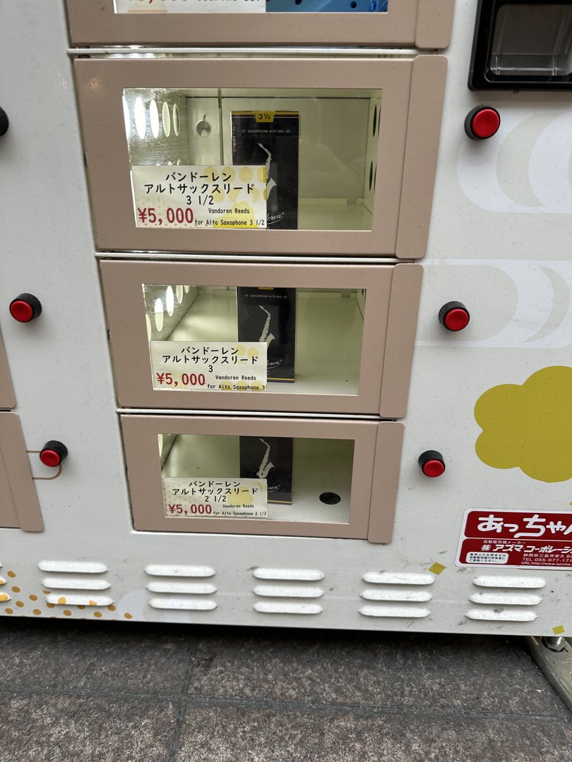 spotted this quirky vending machine selling saxophone reeds near nishiki market in kyoto. only in JAPAN would you find musical supplies in a vending machine.