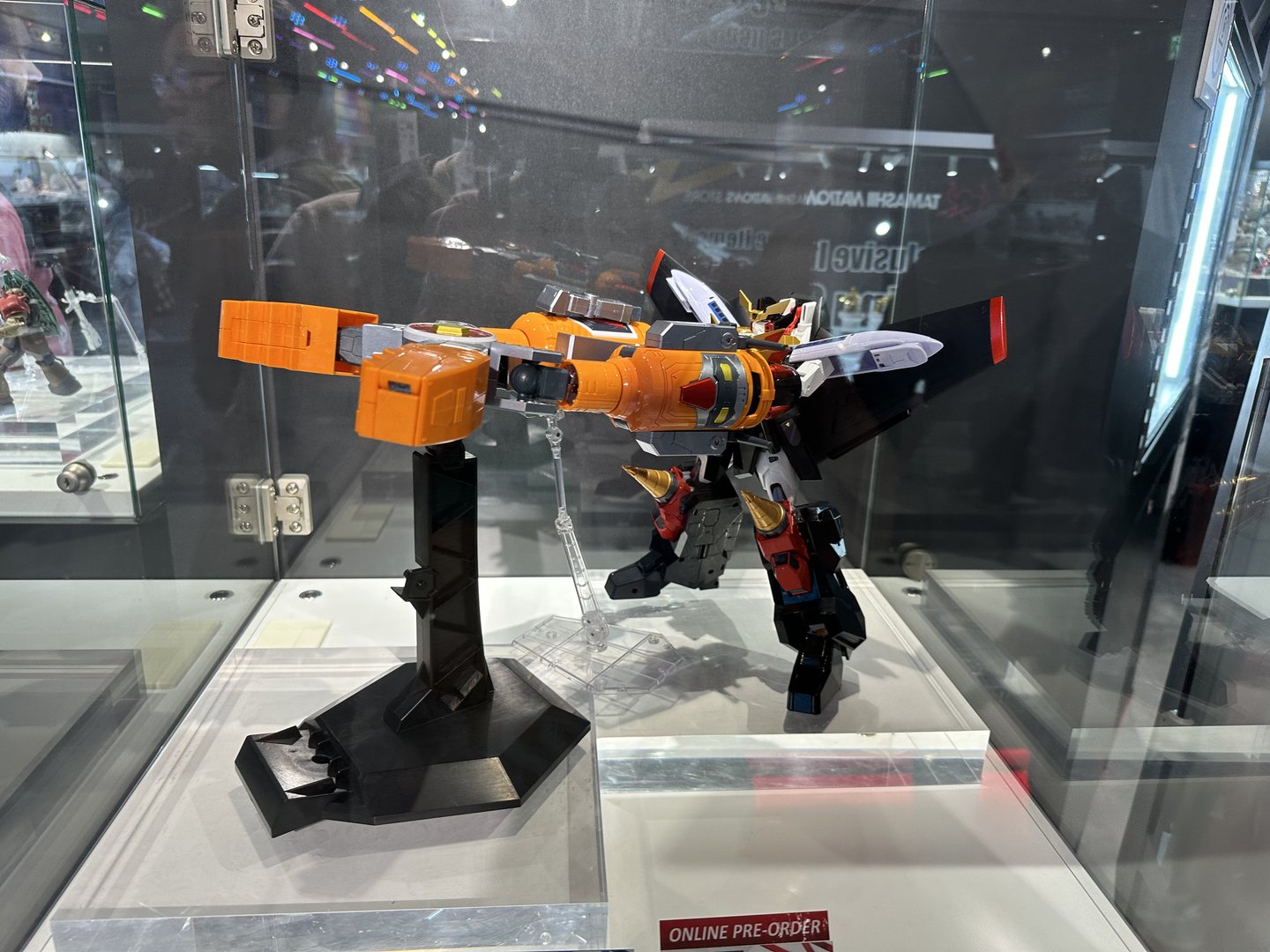 spotted this EPIC gaogaigar model at a hobby shop in chiyoda. dan's inner mecha nerd is showing.