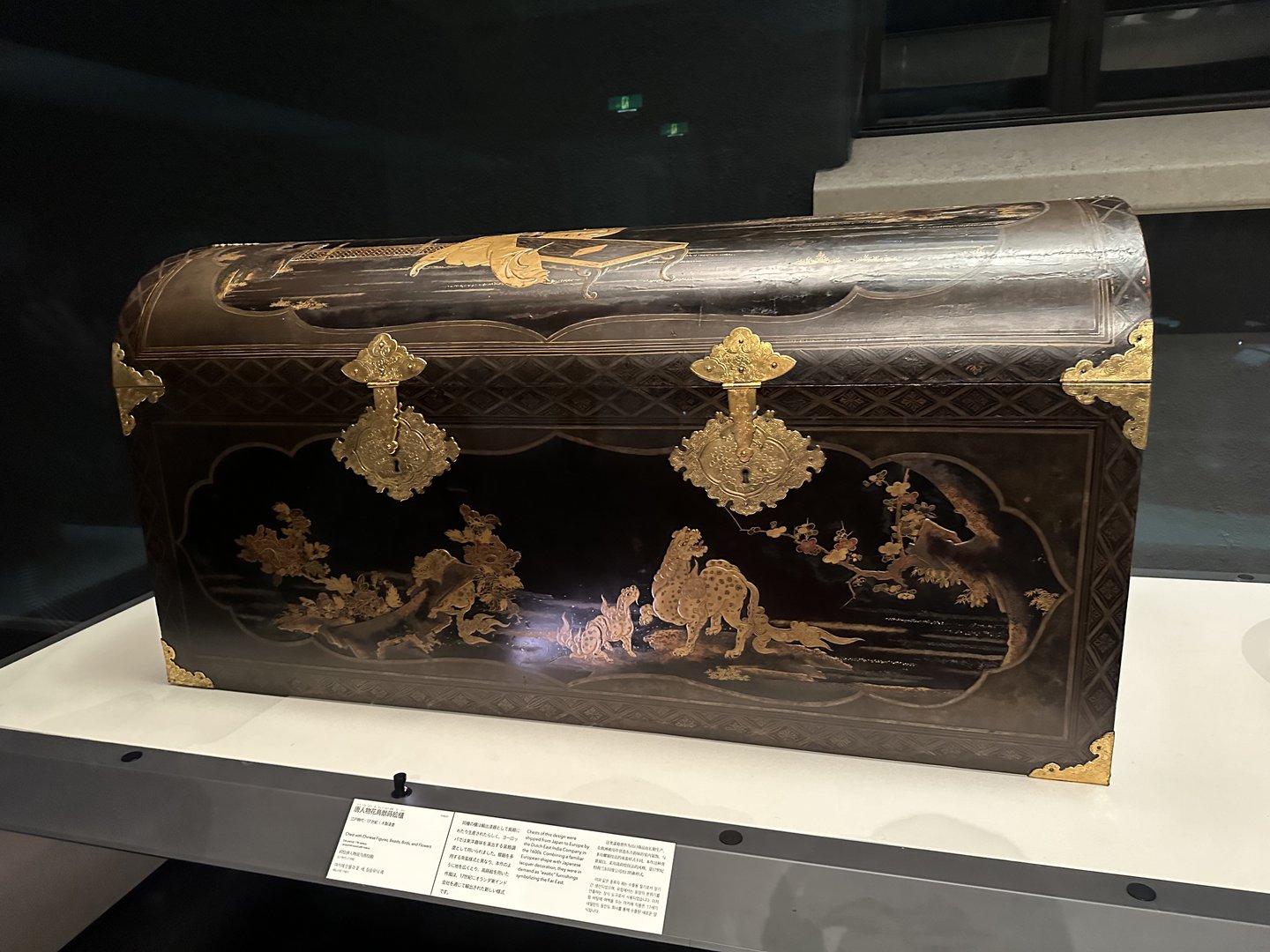 checking out this STUNNING lacquerware box at the tokyo national museum - the gold details are next level