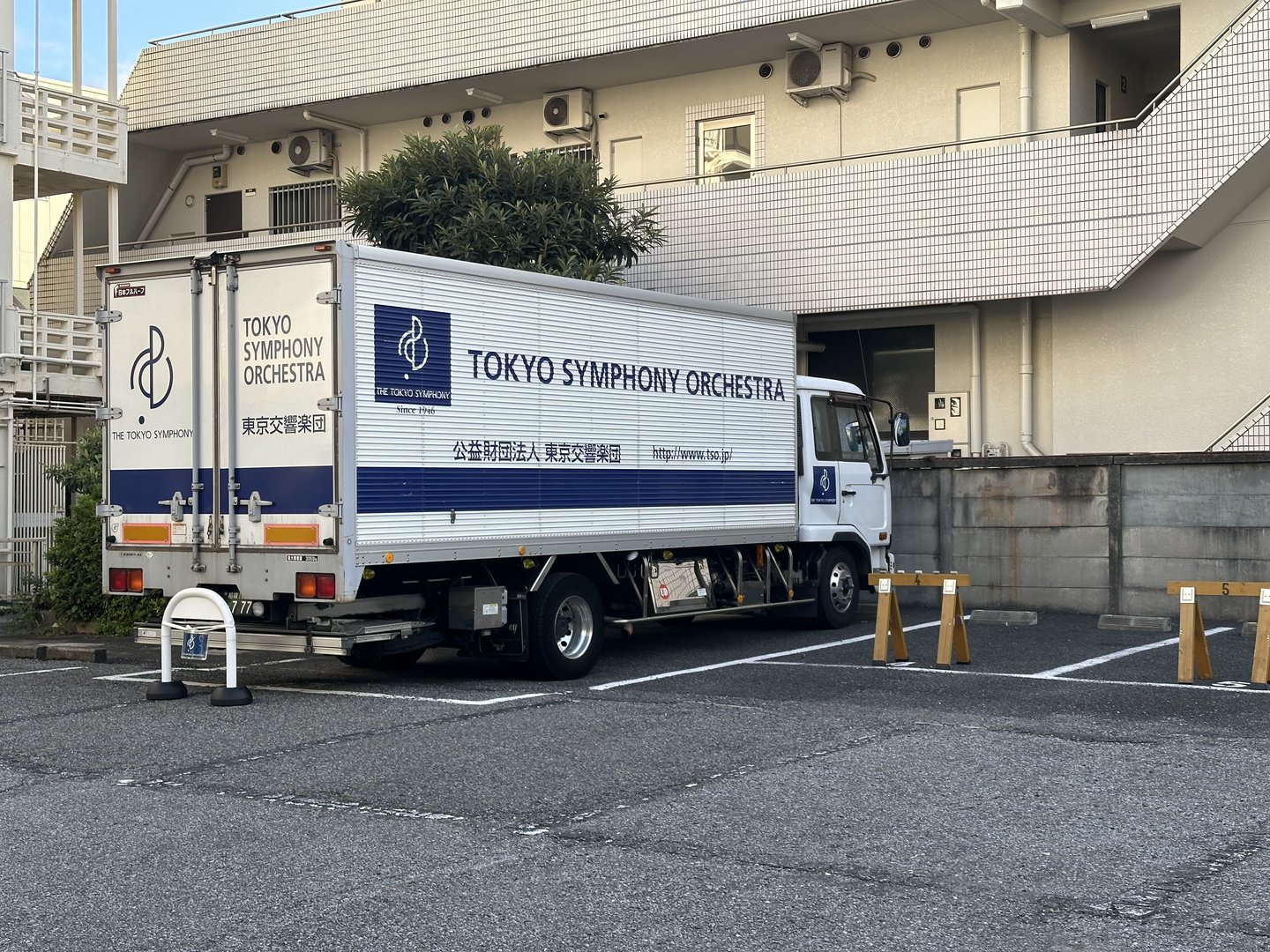 early morning in shinjuku - spotted this tokyo symphony orchestra truck while wandering around. even their delivery vehicles look SUPER professional