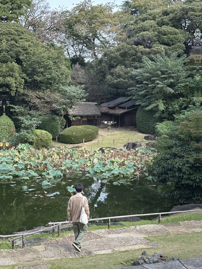 caught this local taking in the peaceful vibes at the traditional tea house garden near ueno park. the lotus pond and those PERFECT round bushes are peak japanese garden goals.